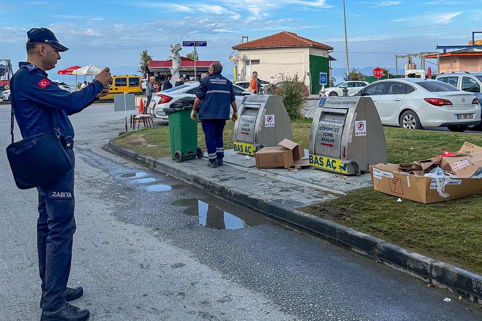 Kuşadası’nda yere çöp ve izmarit atana ceza