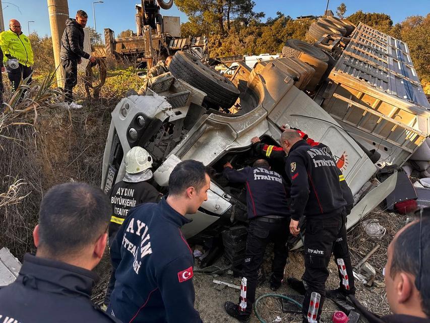 KUŞADASI'NDA VİRAJI ALAMAYAN TIR TARLAYA UÇTU: 1 ÖLÜ, 3 YARALI