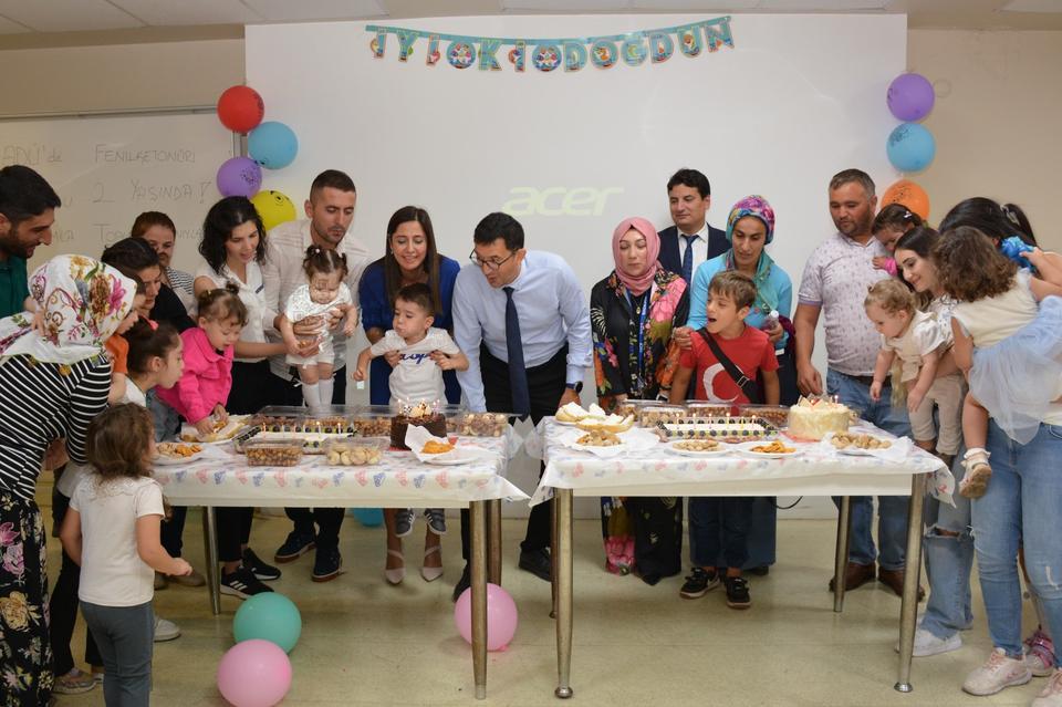 ADÜ Hastanesi'nde tedavi gören çocuklara doğum günü sürprizi