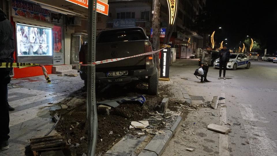 ALKOLLÜ SÜRÜCÜ KONTROLÜ KAYBETTİ, ARAÇLARI BİÇİP MERMER SAKSIYA ÇARPTI: 5 YARALI GÜVENLİK KAMERALARINA YANSIYAN KAZADAN HEMEN ÖNCE ARABASINA BİNEN 2 ŞAHIS KENDİSİNİ KAZANIN ORTASINDA BULDU