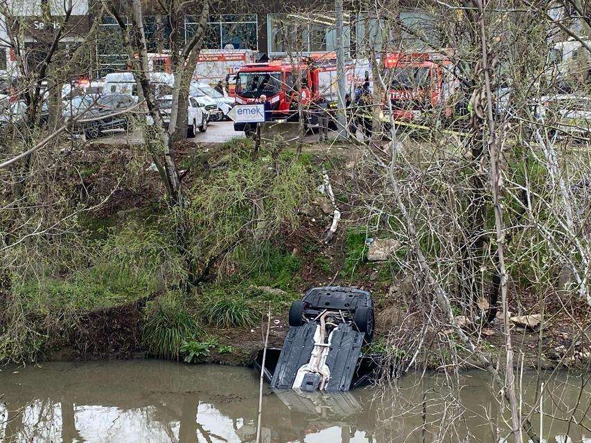 Otomobil dereye uçtu, genç sürücü yaşamını yitirdi