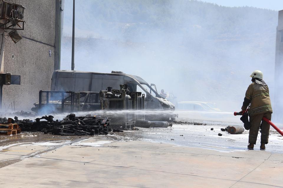 İZMİR'DEKİ YANGINDA 3 FABRİKA, 5 ARAÇ ZARAR GÖRDÜ 3 FABRİKA, 5 ARACIN ZARAR GÖRDÜĞÜ YANGINA HAVADAN VE KARADAN MÜDAHALE EDİLDİ