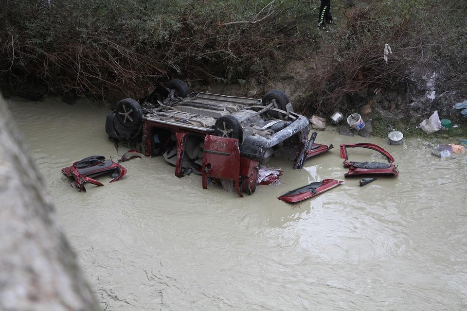 GEDİZ NEHRİ'NE UÇAN ARAÇTA 3 KİŞİ HAYATINI KAYBETTİ