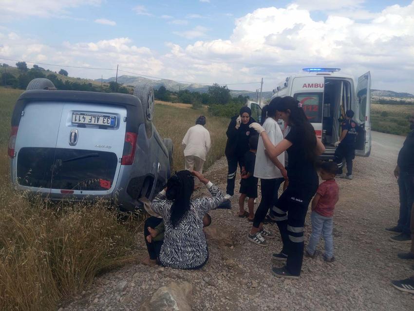Diyarbakır’ın Çüngüş ilçesinde hafif ticari aracın takla attığı kazada 4 kişi hafif yaralandı.