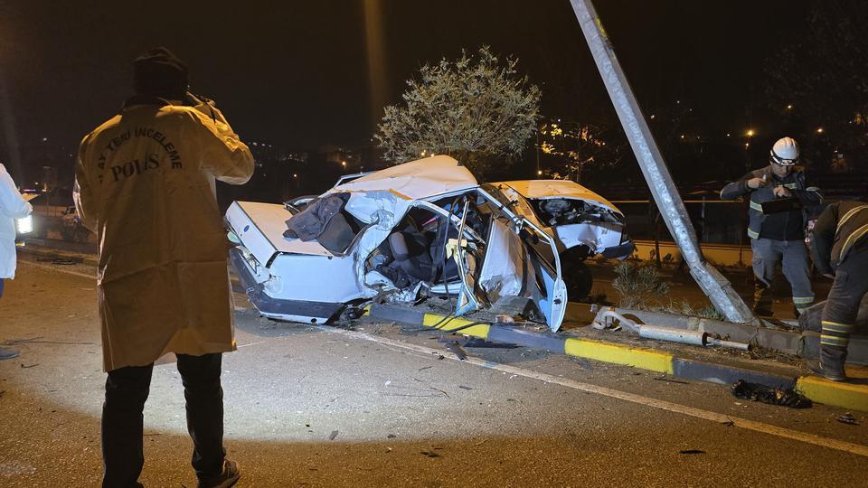 Tofaş ikiye bölündü, sürücü yola fırladı