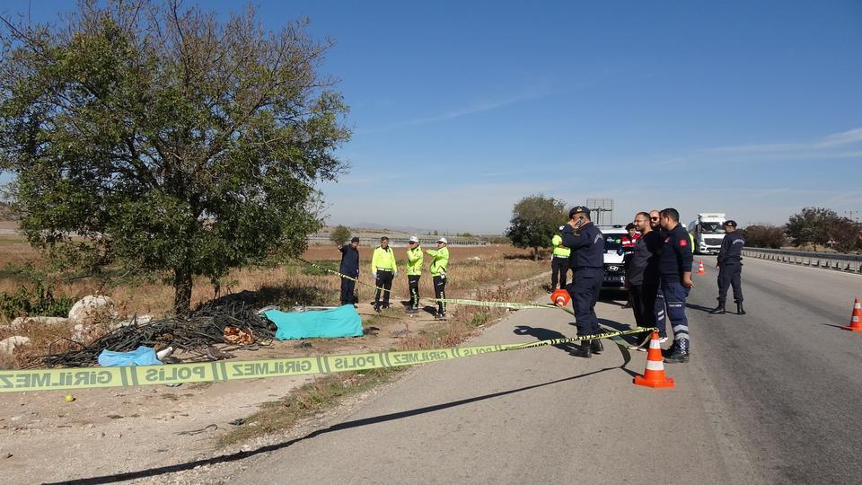 KEDİYE ÇARPIP ÖLDÜ, CENAZESİ SAATLER SONRA BULUNDU ŞARAMPOLE DEVRİLEREK HAYATINI KAYBEDEN MOTOSİKLETLİYİ SAATLER SONRA KARAYOLLARI EKİPLERİ BULDU