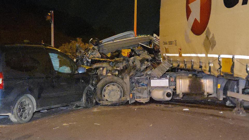 Tır ile otomobil çarpıştı: 1 ölü, 7 yaralı