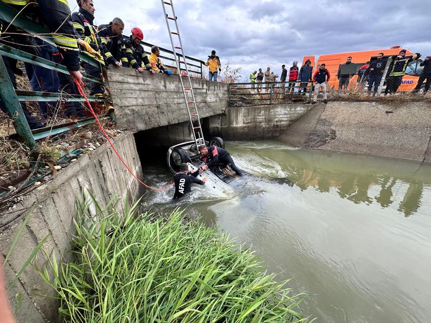 ERZURUM'DA OTOMOBİL SU KANALINA UÇTU: 2 ÖLÜ, 1 YARALI ÜNİVERSİTEYİ KAZANAN KIZLARINI KAYIT İÇİN ERZURUM'A GETİREN ANNE VE BABA TRAFİK KAZASINDA HAYATINI KAYBETTİ