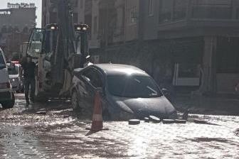 Aydın'da içme suyu hattı patladı, otomobil içine düştü