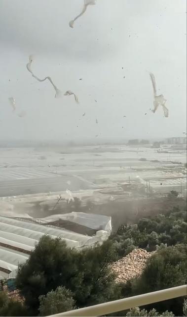 DEMRE'DE HORTUMUN SERALARI YERLE BİR ETTİĞİ ANLAR KAMERADA ONLARCA SERADAKİ NAYLONLAR SÖKÜLDÜ, DİREKLER YIKILDI, TÜRK BAYRAĞI ZARAR GÖRMEDİ ZARAR GÖREN SERALAR DRON İLE GÖRÜNTÜLENDİ