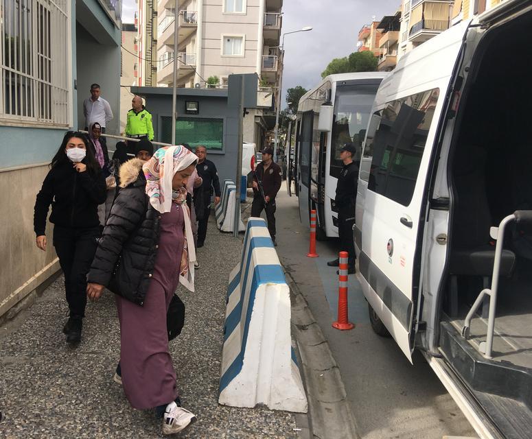 İNCİRLİOVA'DA 32 DÜZENSİZ GÖÇMEN YAKALADI