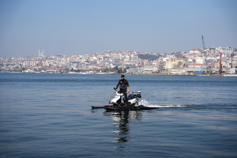 İSTANBUL'DA HEM DENİZDE HEM KARADA GİDEBİLEN MOTOSİKLET YAPTI