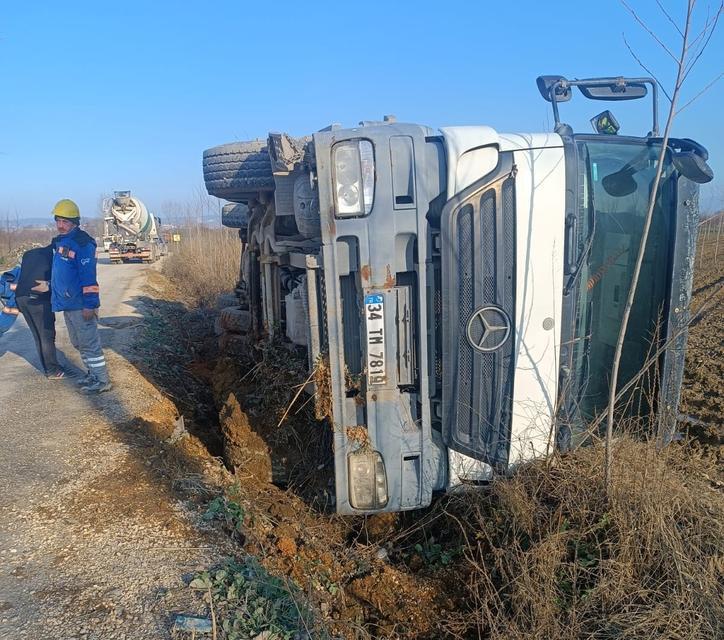 Beton mikseri devrildi, sürücüsü yaralandı