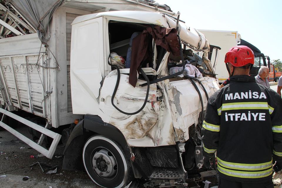 HURDAYA DÖNEN KAMYONETTEN SAĞ ÇIKTI