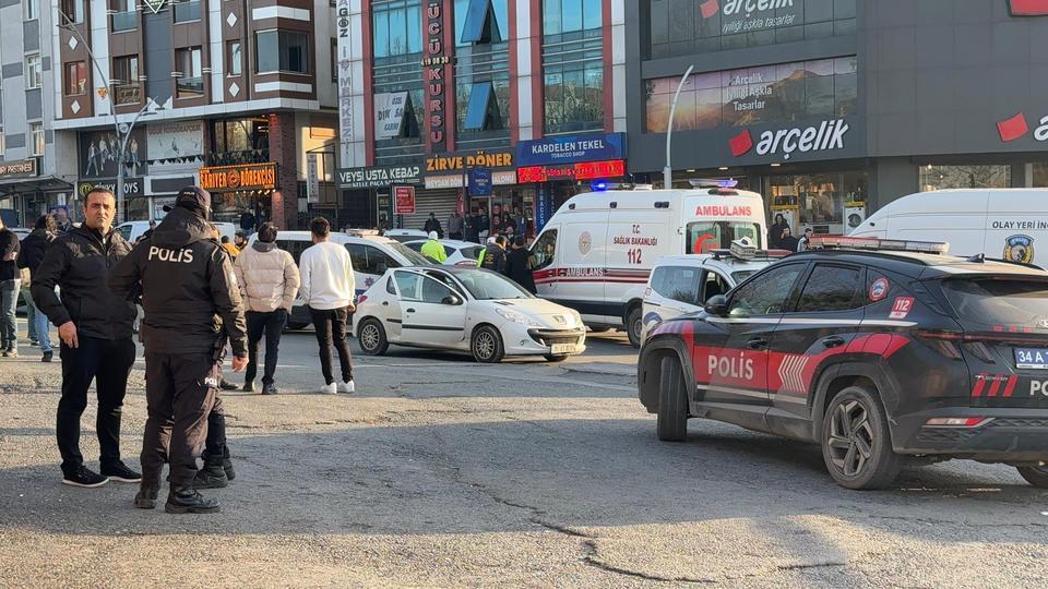 SULTANGAZİ'DE POLİS EKİPLERİ TARAFINDAN DURDURULAN ŞÜPHELİ ARAÇTAN KADIN CESEDİ ÇIKTI. İLK BİLGİLERE GÖRE, EYÜPSULTAN'DA ÖLDÜRÜLDÜĞÜ DEĞERLENDİRİLEN KADININ ORMANLIK ALANA VEYA GÖLE ATILMAK ÜZERE TAŞINDIĞI İHTİMALİ ÜZERİNDE DURULDUĞU ÖĞRENİLDİ.