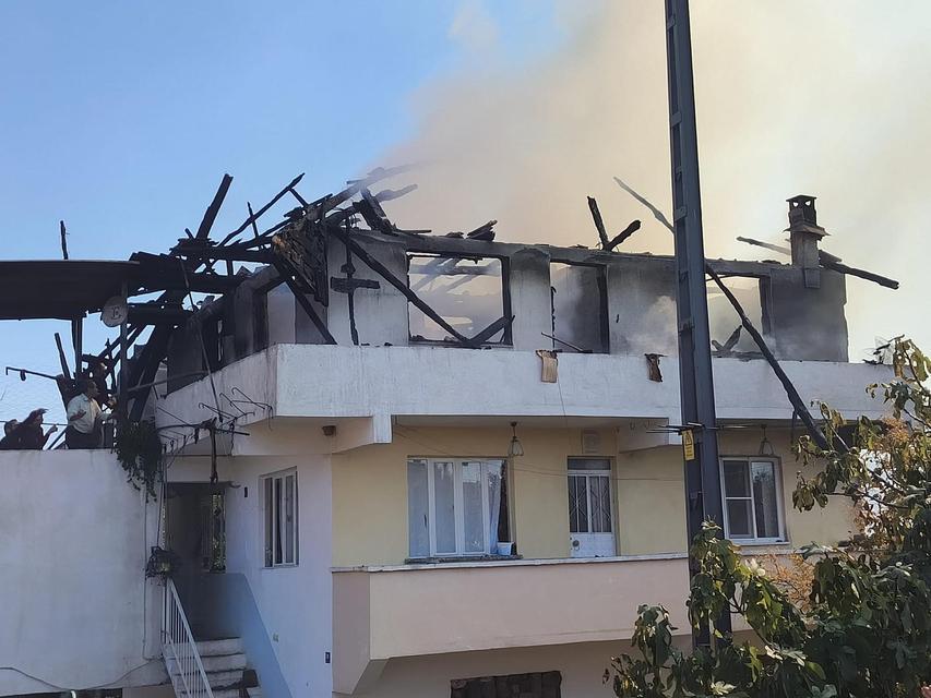 YAĞMUR DUASINI YARIDA BIRAKARAK ALEVLERE MÜDAHALE ETTİLER BOZDOĞAN'DA ÇIKAN YANGINDA EV, ALEVLERE TESLİM OLDU