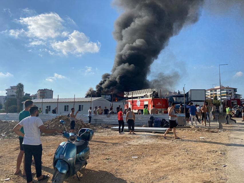 ANTALYA'DA İŞÇİLERİN KALDIĞI KONTEYNERLERDE YANGIN İŞÇİLERİN KALDIĞI KONTEYNER YANDI, FACİA UCUZ ATLATILDI