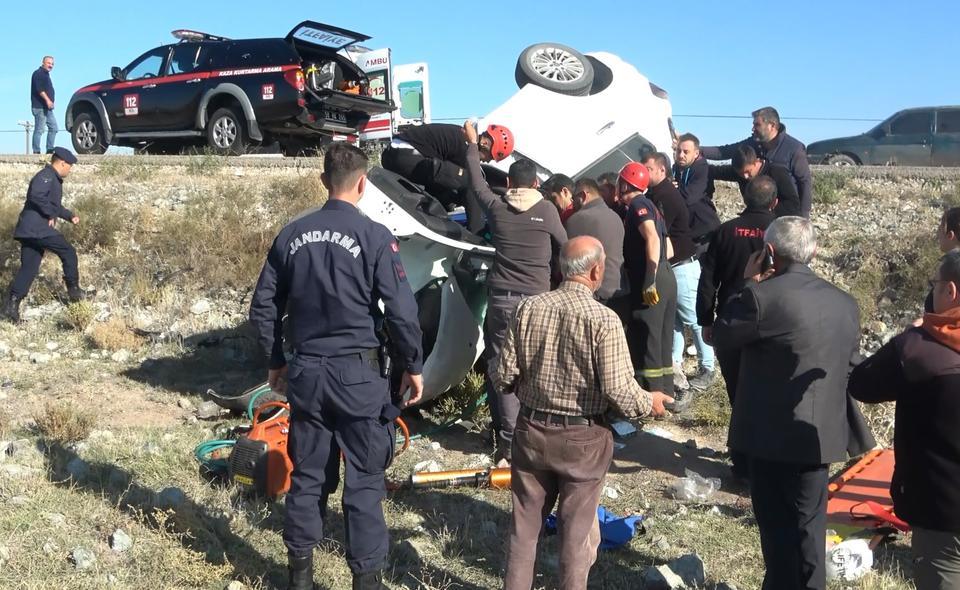 CAN PAZARININ YAŞANDIĞI ÖLÜMLÜ KAZADA ARACI DEVRİLMESİN DİYE VATANDAŞLAR TUTTU OTOMOBİL İLE HAFİF TİCARİ ARACIN ÇARPIŞTIĞI KAZADA 1 KİŞİ ÖLDÜ 2 KİŞİ AĞIR YARALANDI