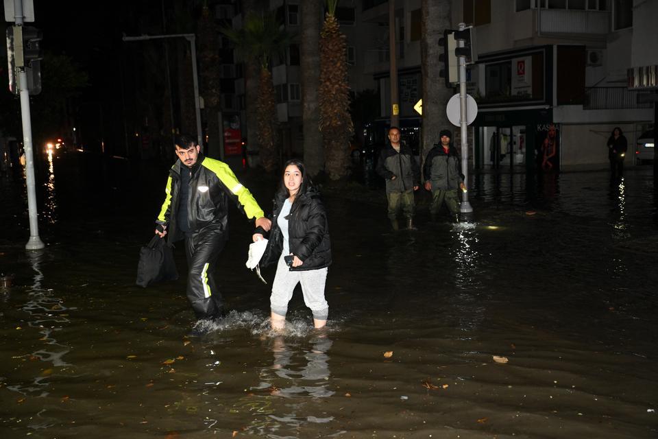 İzmir'de deniz taştı, sokaklar su altında kaldı