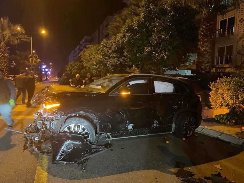 SEYİR HALİNDEYKEN BİR BAŞKA ARACA ÇARPIP KAÇTI, ORTALIK SAVAŞ ALANINA DÖNDÜ KONTROLDEN ÇIKAN OTOMOBİL, PARK HALİNDEKİ ARAÇLARA DALDI