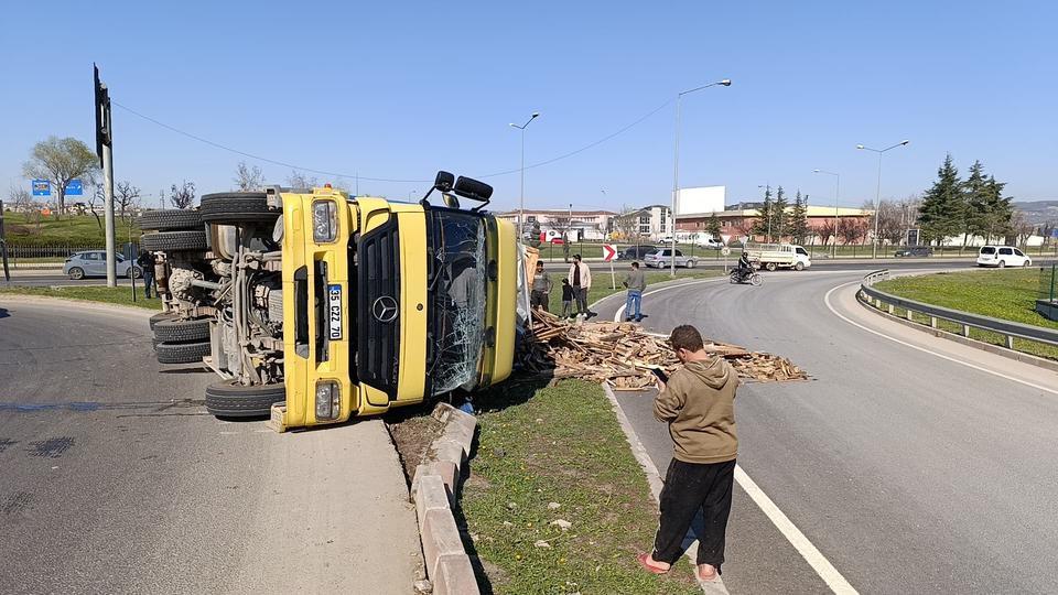 Kontrolden çıkan kamyon devrildi, sürücüsü yaralandı