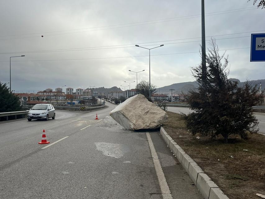 Yola düşen mermer blok sürücülere zor anlar yaşattı