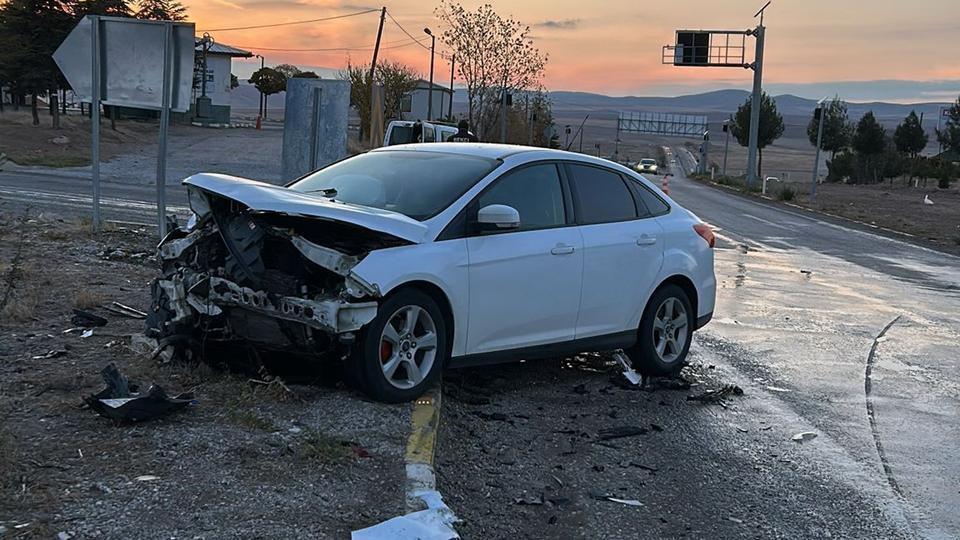 Kırıkkale'de iki otomobil kafa kafaya çarpıştı: 2 yaralı