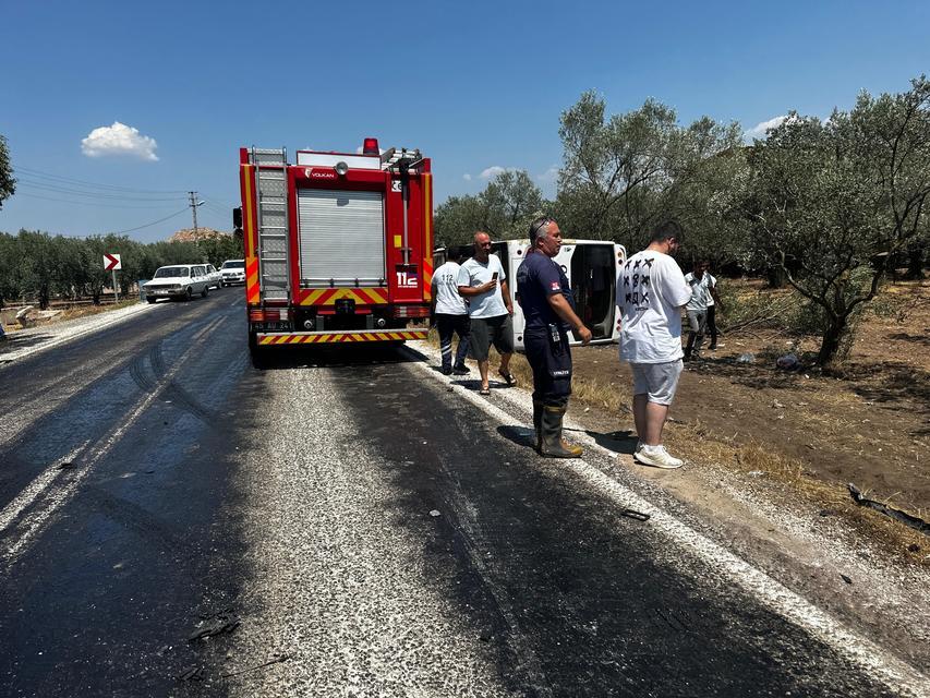 MANİSA'DA KAMYONET OTOBÜSLE ÇARPIŞTI: 10 YARALI