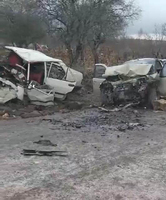 İki otomobil kafa kafaya çarpıştı: 3 ölü