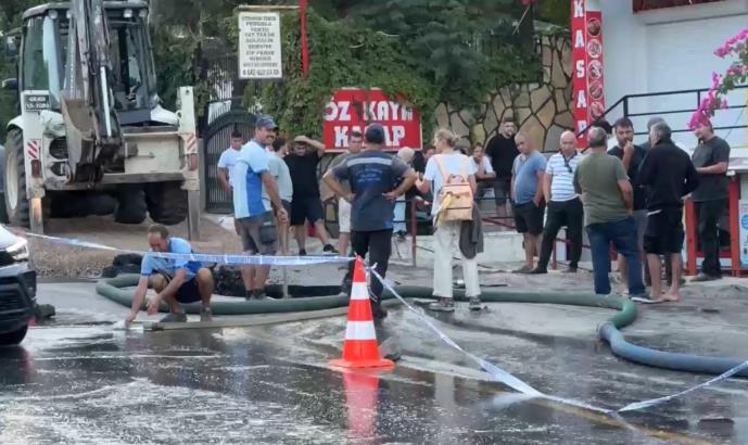 BODRUM'DA PATLAYAN İSALE HATTI MARKETİ GÖLE ÇEVİRDİ, MAHSUR KALANLARI VATANDAŞLAR KURTARDI