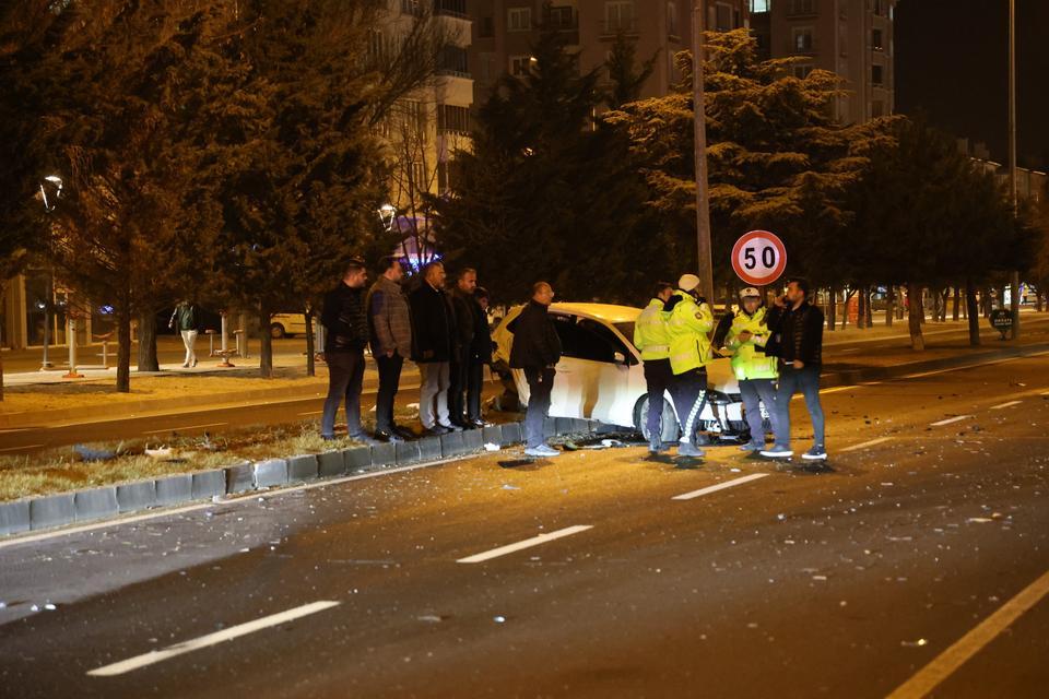 Kaza yaptı, yaralı arkadaşlarını bırakıp kaçtı