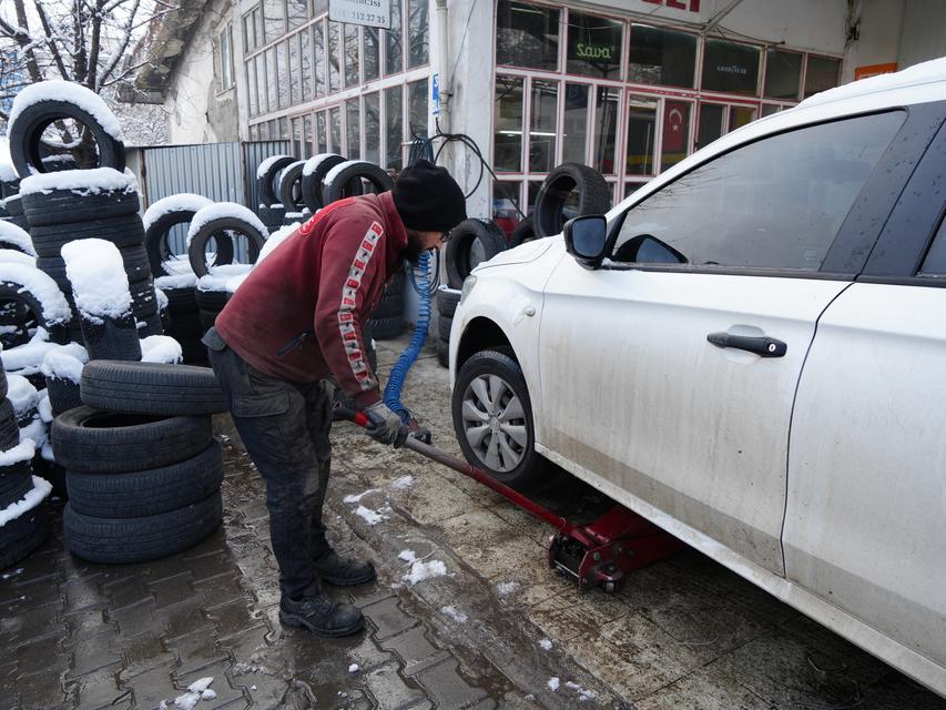 Kar yağışının ardından lastikçilerde yoğunluk