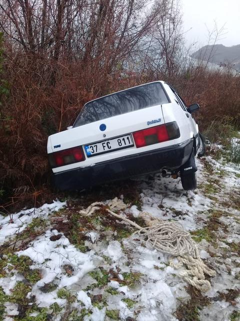 TOFAŞ OTOMOBİL ŞARAMPOLE DÜŞTÜ, UÇURUMA YUVARLANMAKTAN AĞAÇLAR KURTARDI