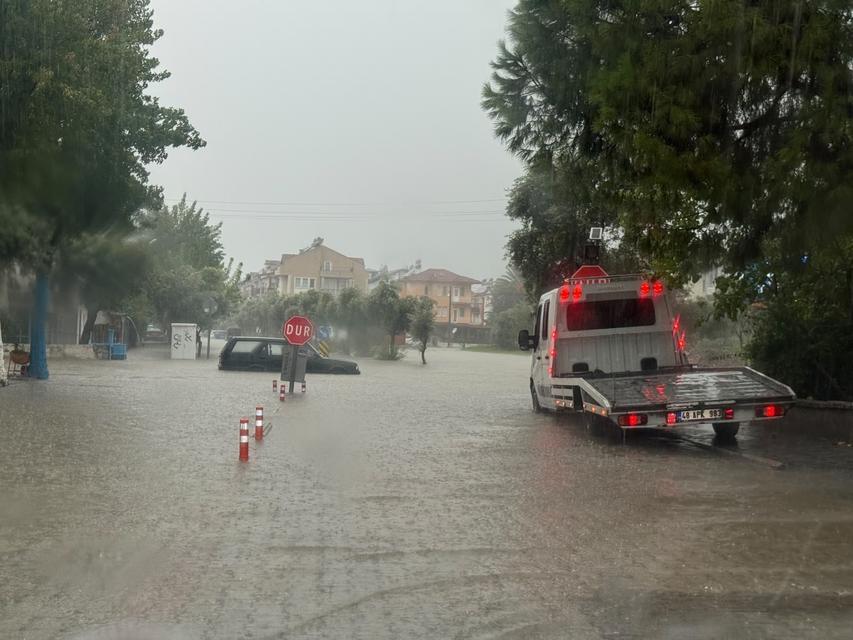 Fethiye’de sağanak etkili oldu, yollar sular altında kaldı