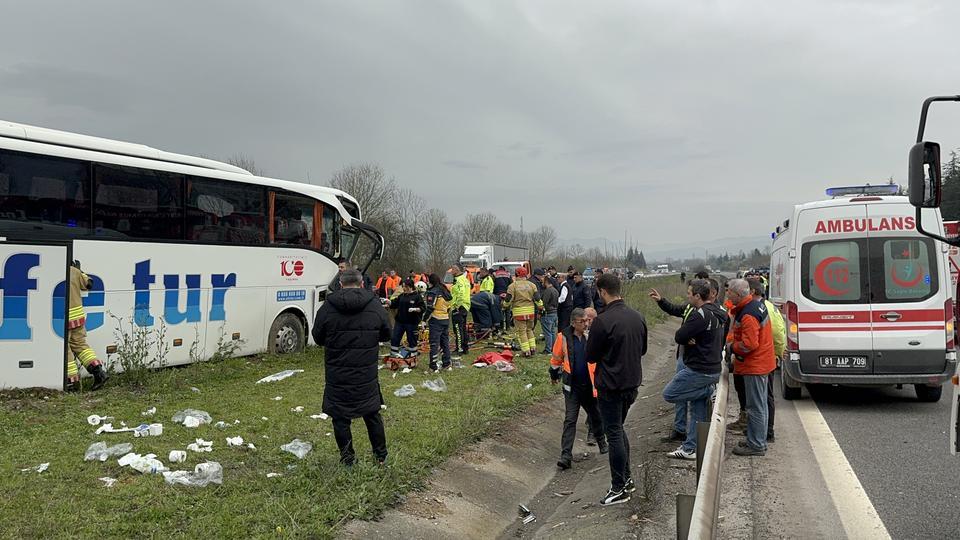 TIRLA ÇARPIŞAN OTOBÜS REFÜJE ÇIKTI: 1'İ AĞIR 15 YARALI