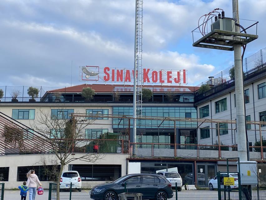 KOLEJDE ÖĞRETMENİN ÖĞRENCİLERE CİNSEL İSTİSMARDA BULUNDUĞU İDDİASI