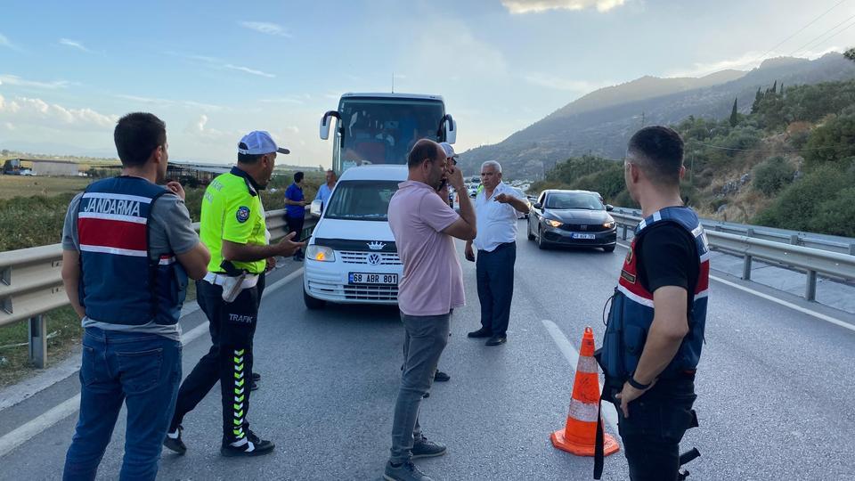 TATİLDEN DÖNEN JANDARMA PERSONELİNDEN CESUR MÜDAHALE OTOBÜS ŞOFÖRÜNÜ VE KADIN YOLCUYU SALDIRGANLARDAN KORUDU