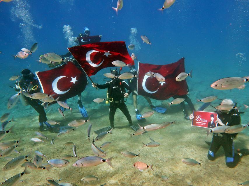 FETHİYE'DE CUMHURİYET BAYRAMI'NI DENİZ DİBİNDE KUTLADILAR