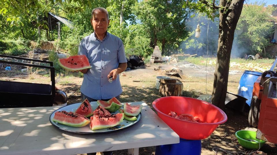 TARLADA KALAN KARPUZLAR PEKMEZE DÖNÜŞTÜ ELİNDE KALAN KARPUZLARIN SUYUNU ÇIKARAN ÜRETİCİ, KAZANDA KAYNATIP PEKMEZ YAPTI