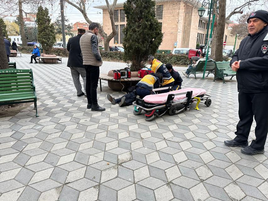 SOKAKTA FENALAŞAN VE KALP MASAJI İLE HAYATA DÖNDÜRÜLEN ŞAHIS, HAYATINI KAYBETTİ