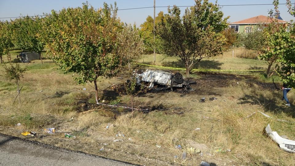 KONTROLDEN ÇIKIP BAHÇEYE UÇAN ARAÇ YANARAK KÜLE DÖNDÜ: 2 ÖLÜ