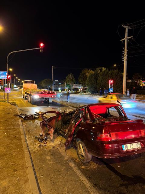 OTOMOBİL DEMİR YÜKLÜ TIRA ÇARPTI: 1 AĞIR YARALI