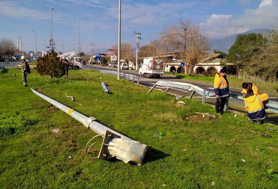 Aydınlatma direğine çarpan kamyonet sürücüsü yarandı