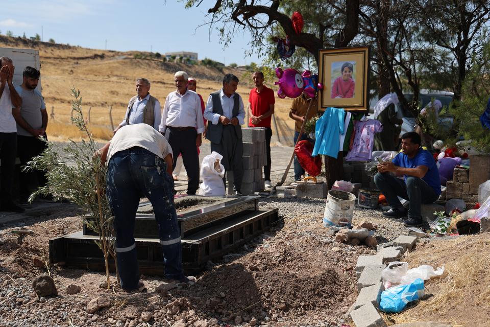 NARİN'İN MEZARI YAPILDI NARİN 8 GÜNDÜR MEZARI BAŞINDA ZİYARET EDİLİYOR, DUALAR OKUNUYOR