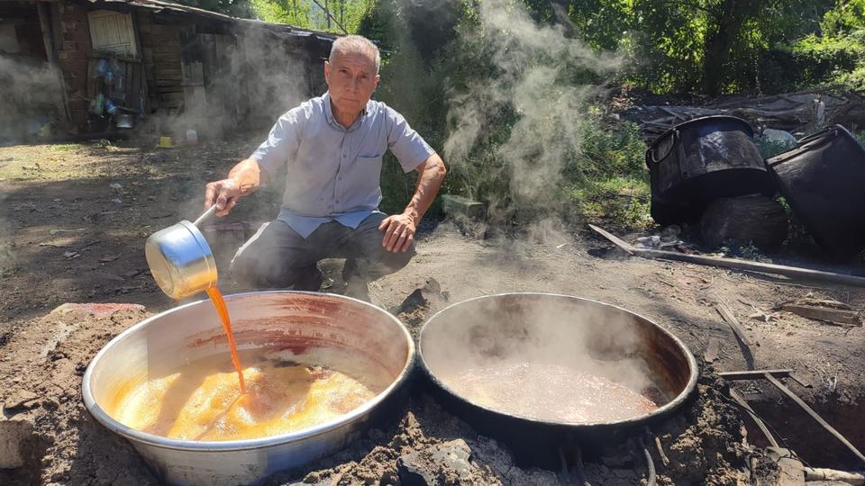 Tarlada kalan karpuzlar pekmeze dönüştü