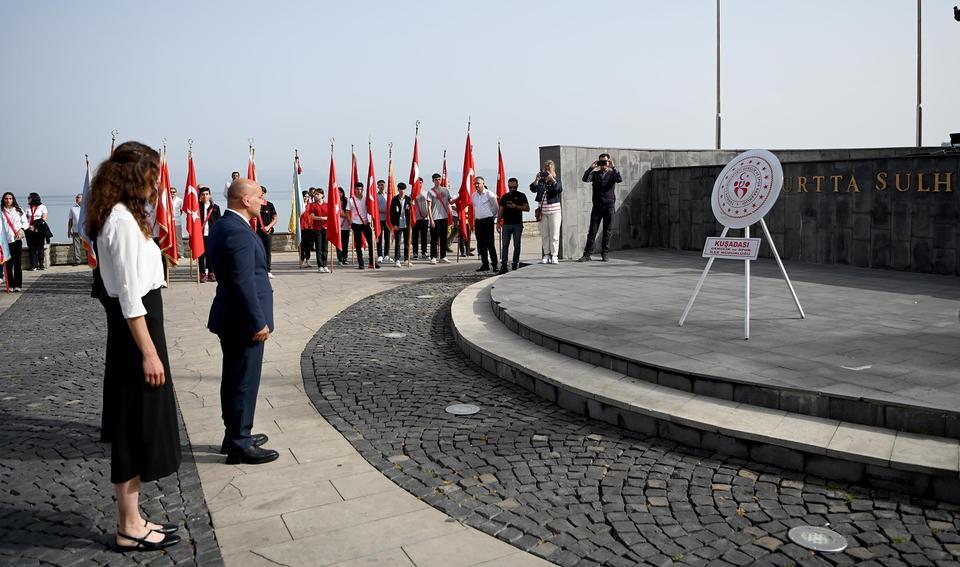 KUŞADASI'NDA 19 MAYIS COŞKUYLA KUTLANDI