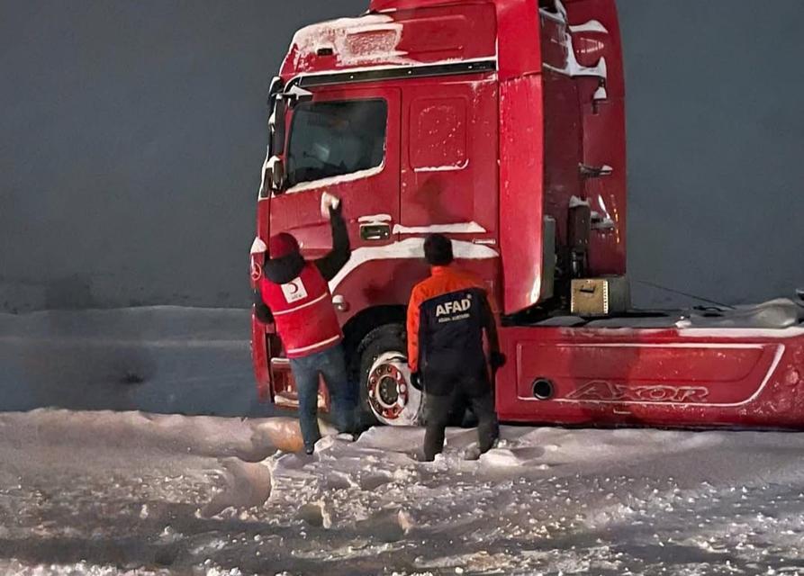 AĞRI'DA OLUMSUZ HAVA NEDENİYLE MAHSUR KALAN 233 VATANDAŞ KURTARILDI