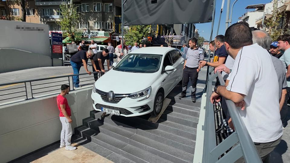 Otomobil marketin merdivenlerinde asılı kaldı