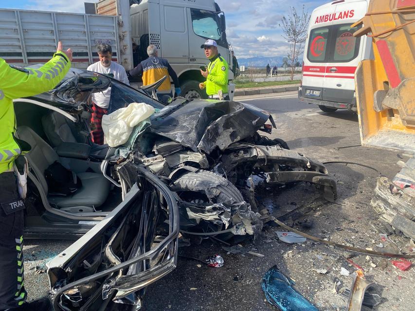 Tırla çarpışan otomobil hurdaya döndü: 3 yaralı