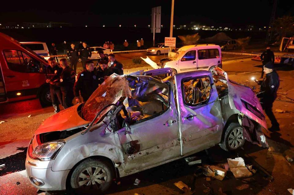 Ters yöne girdi, karşıdan gelen araçla çarpıştı: 1 ölü, 2 yaralı